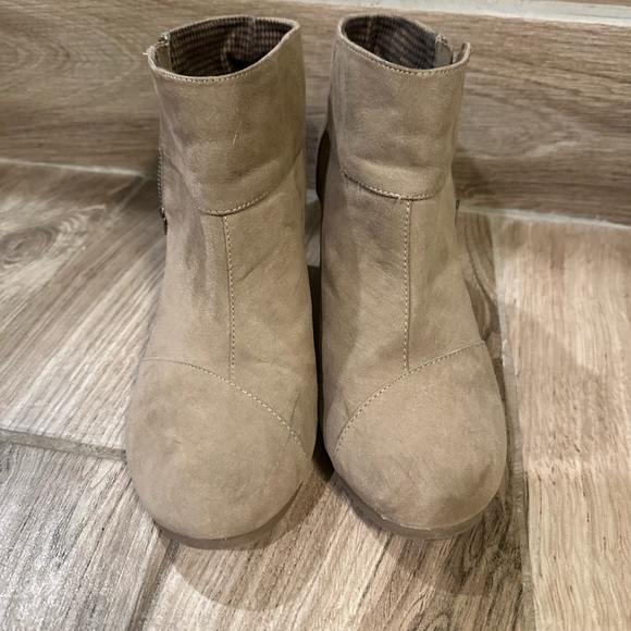 Ankle Boots - Picture 2 of 6